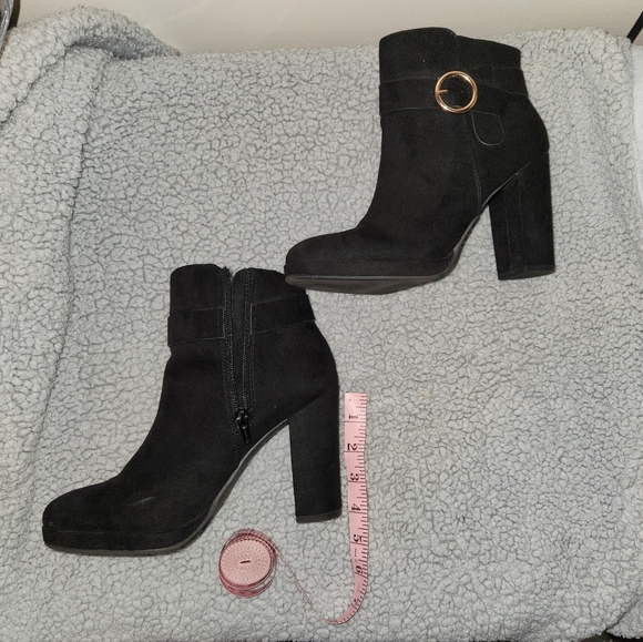 Elegant Black Ankle Boots with Gold Buckle - Picture 4 of 6